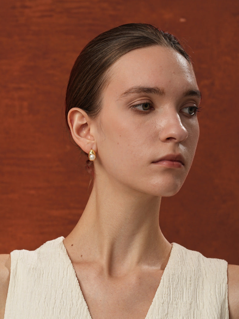 Sanctuaire - Boucles d'oreilles clous lune en perles de culture d'eau douce