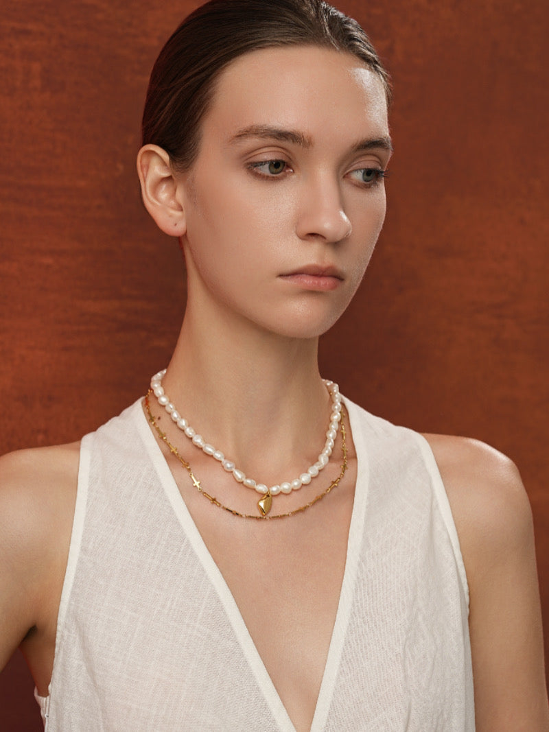 Intuition - Collier superposé avec pendentif croix et perles d'eau douce