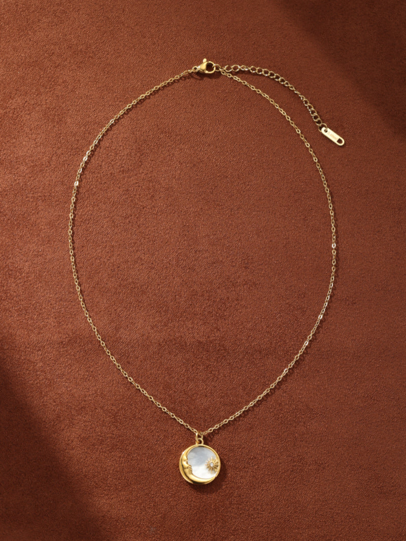 Skyward - Collier pendentif lune et étoile en nacre
