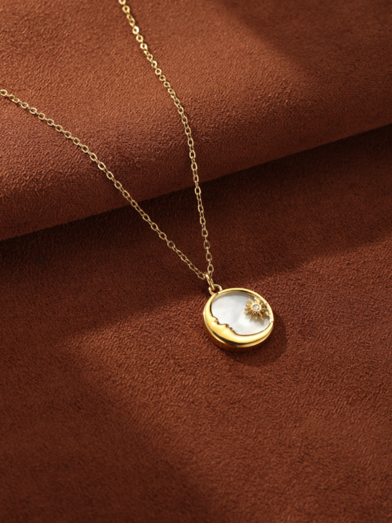 Skyward - Collier pendentif lune et étoile en nacre