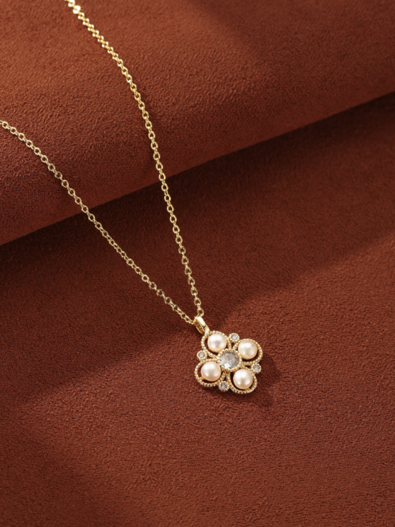 Vesta - Collier pendentif quadrilobe, perles de culture d'eau douce