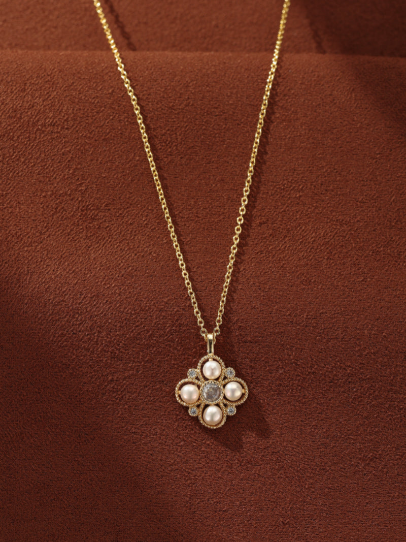 Vesta - Collier pendentif quadrilobe, perles de culture d'eau douce