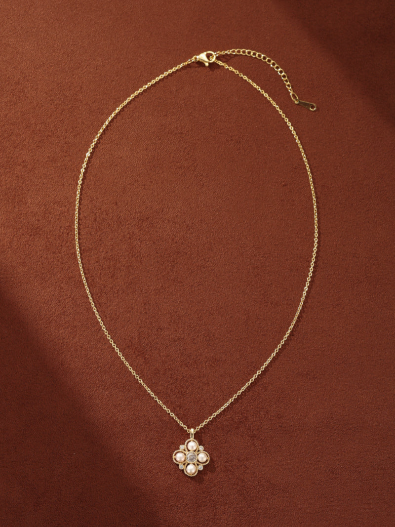Vesta - Collier pendentif quadrilobe, perles de culture d'eau douce