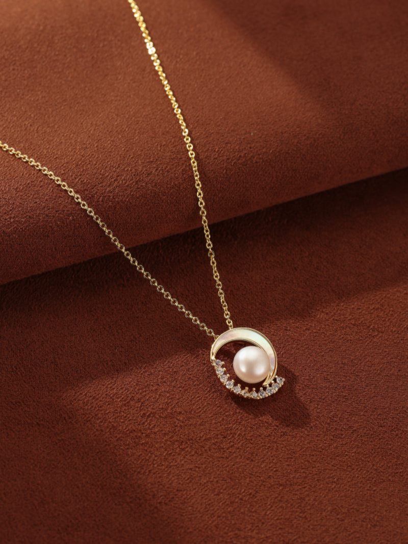 Celestial Haven - Collier pendentif lune, perle de culture d'eau douce