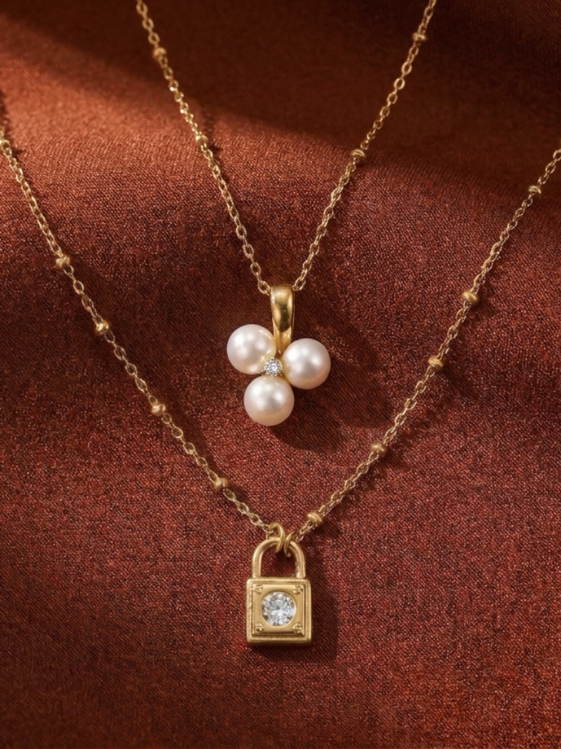 Garde d'Âme - Collier pendentif chaîne superposée avec perles de culture d'eau douce et cadenas