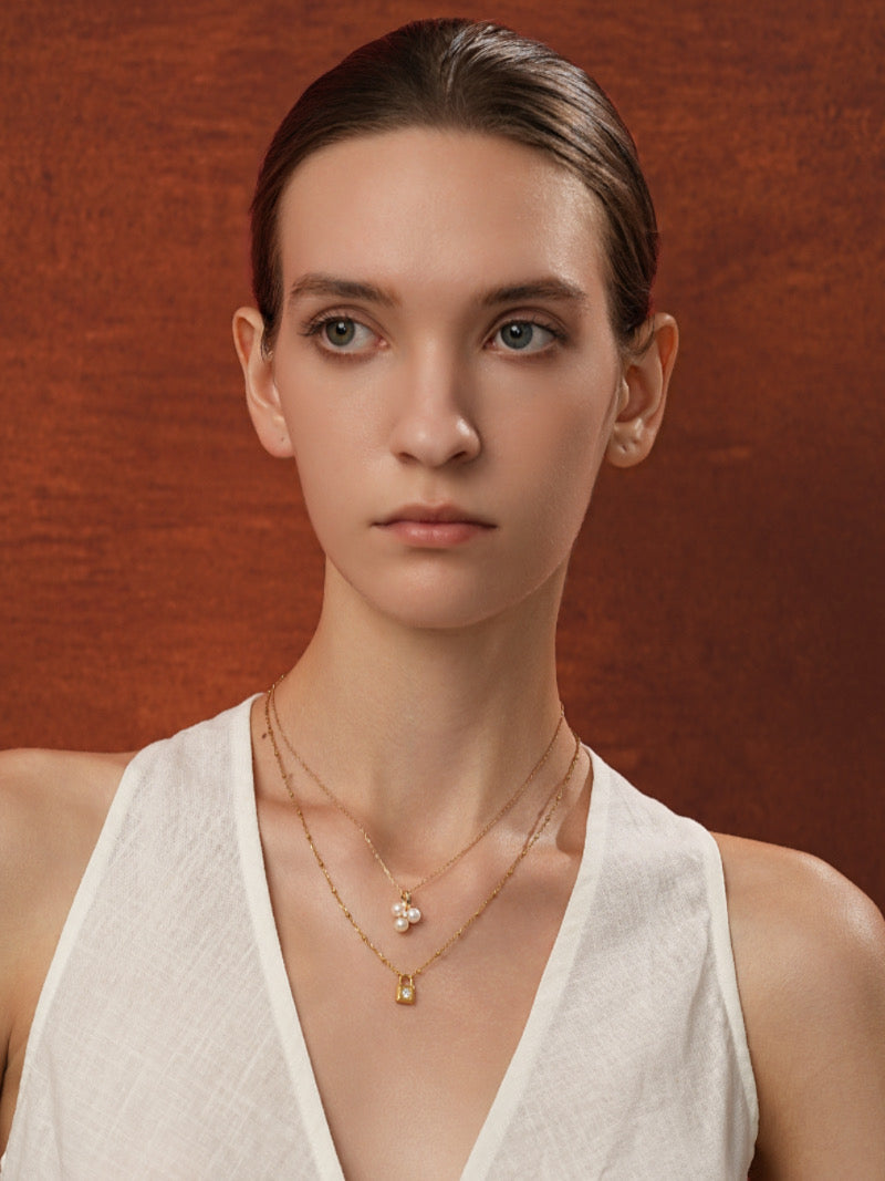 Garde d'Âme - Collier pendentif chaîne superposée avec perles de culture d'eau douce et cadenas