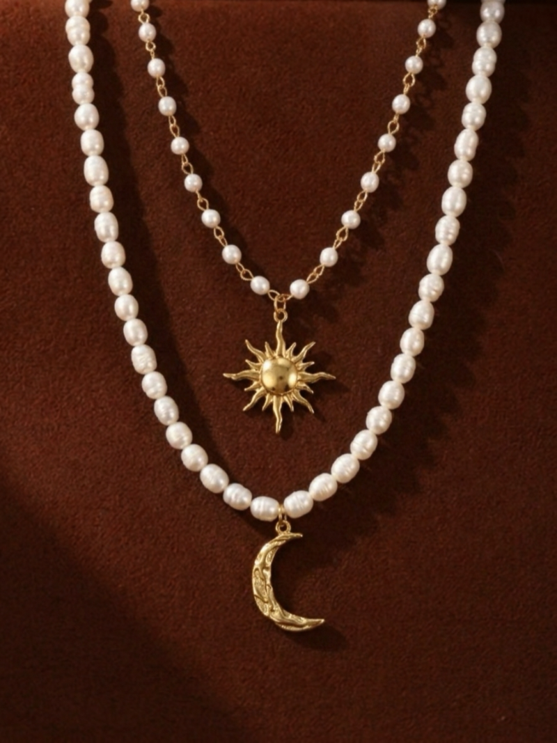 Arcana - Collier pendentif superposé Soleil et Lune en perles de culture d'eau douce