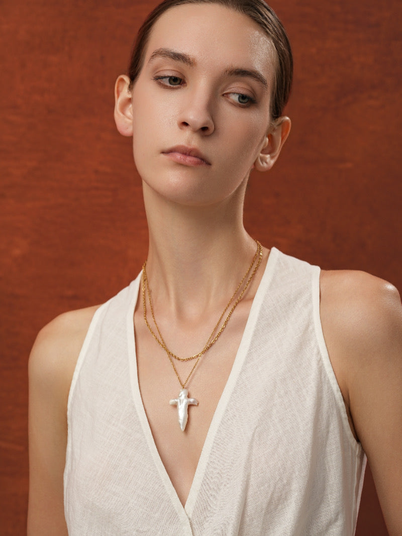 Aegis - Colliers superposés avec croix en perles d'eau douce