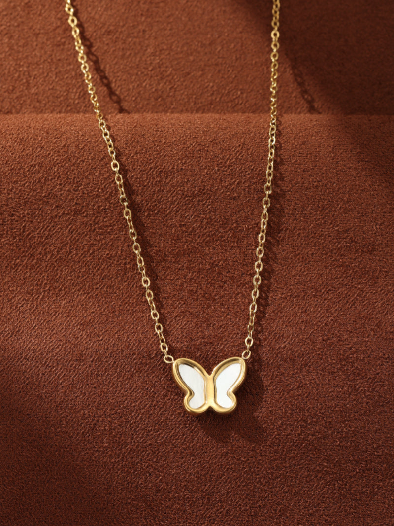 Unfurl - Collier breloque papillon en nacre