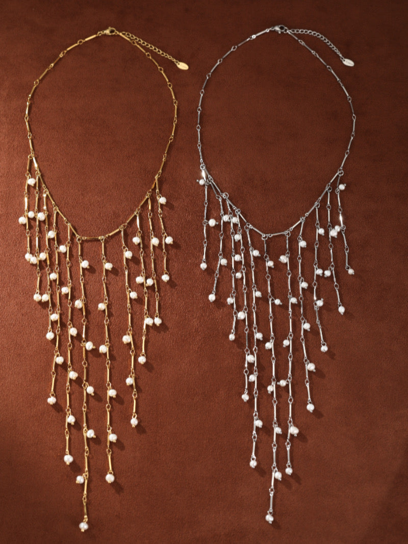 Deux longs colliers Dewfall, l'un ton or et l'autre ton argent, présentant de multiples rangs de fines barres métalliques ornées de délicates perles graines blanches d'eau douce.