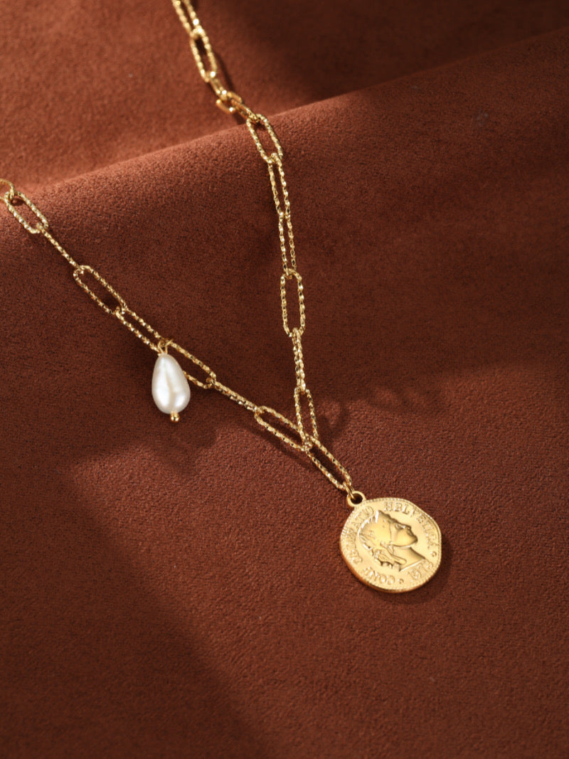 Collier à chaîne à maillons imposants dorés avec un pendentif pièce et une seule goutte de perle blanche d'eau douce