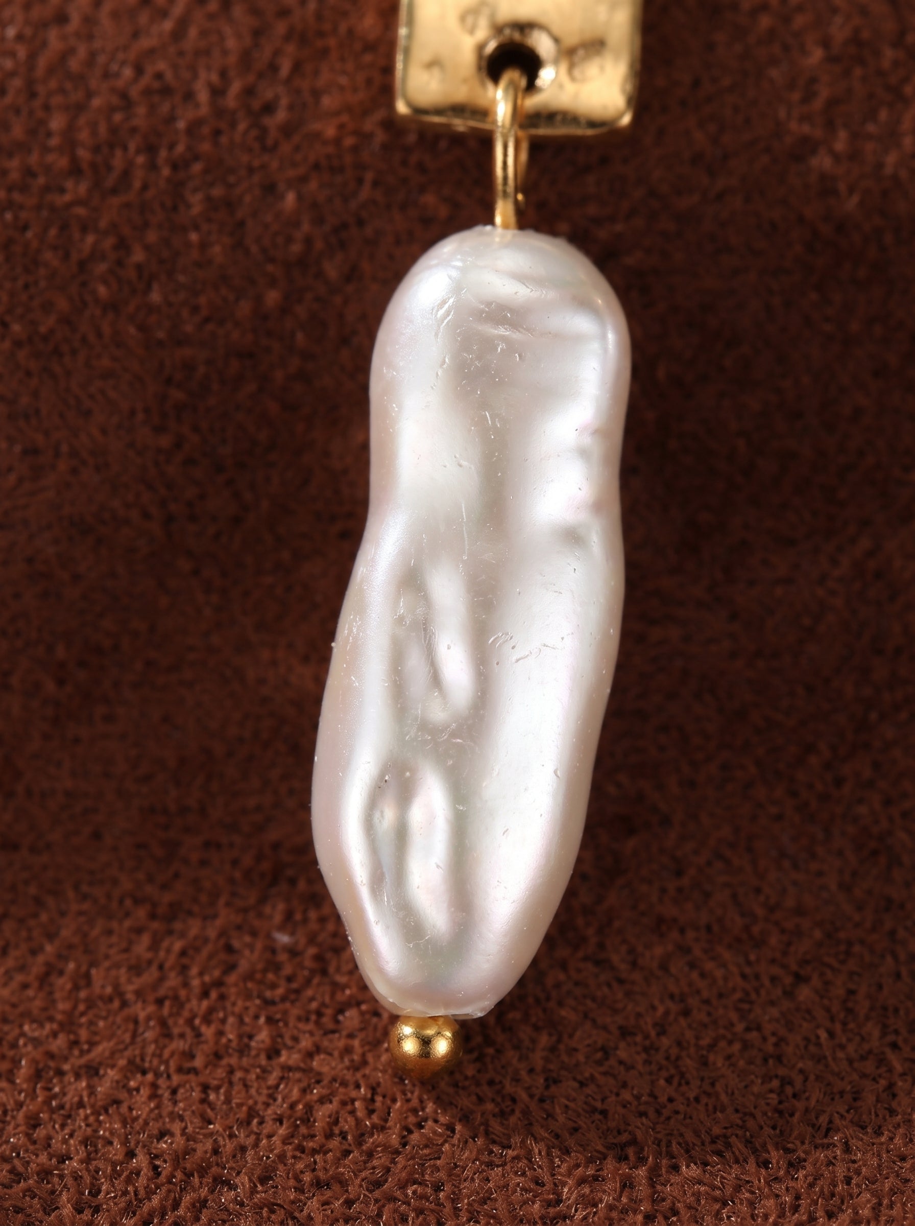 Terra - Boucles d'oreilles goutte en perle d'eau douce présentant une puce rectangulaire martelée ton or et une grande et irrégulière goutte de perle baroque blanche d'eau douce accentuée d'une petite perle dorée. @pearl