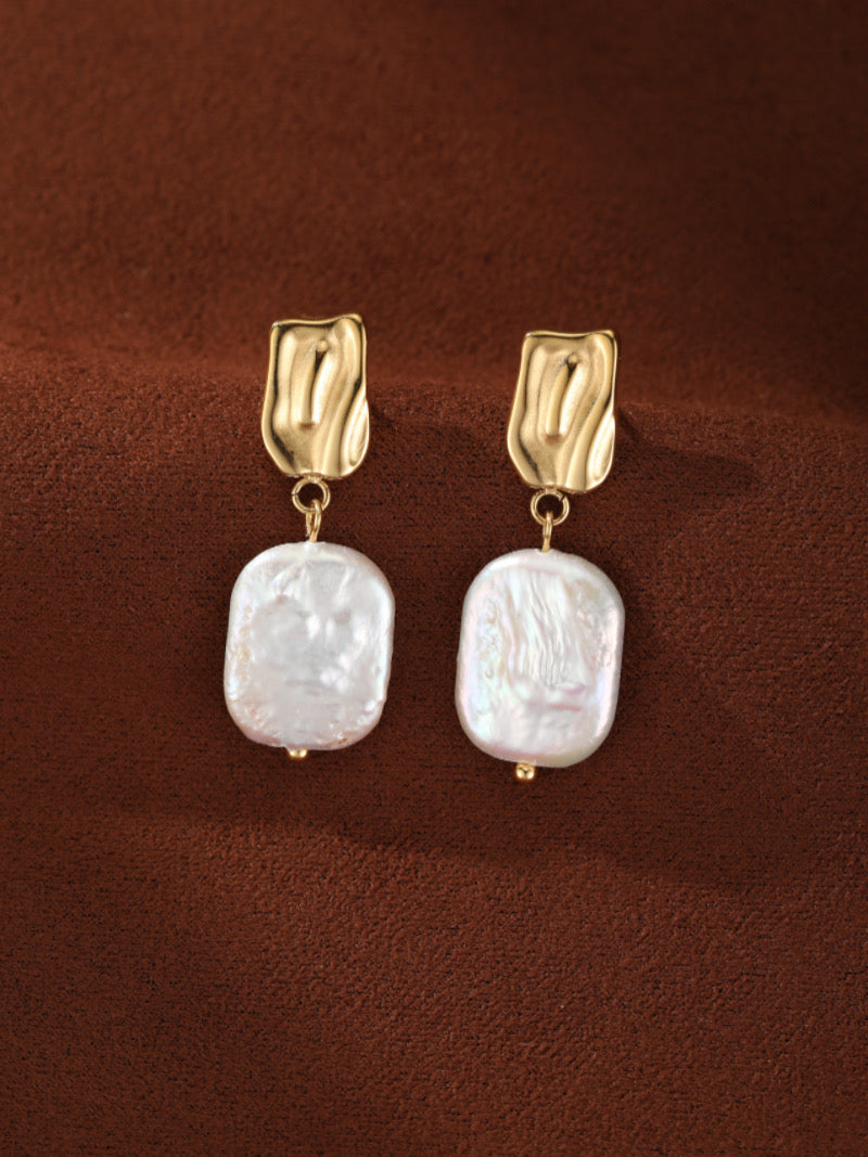 Boucles d'oreilles goutte en perle d'eau douce Undulate avec puces dorées texturées et perles baroques irrégulières