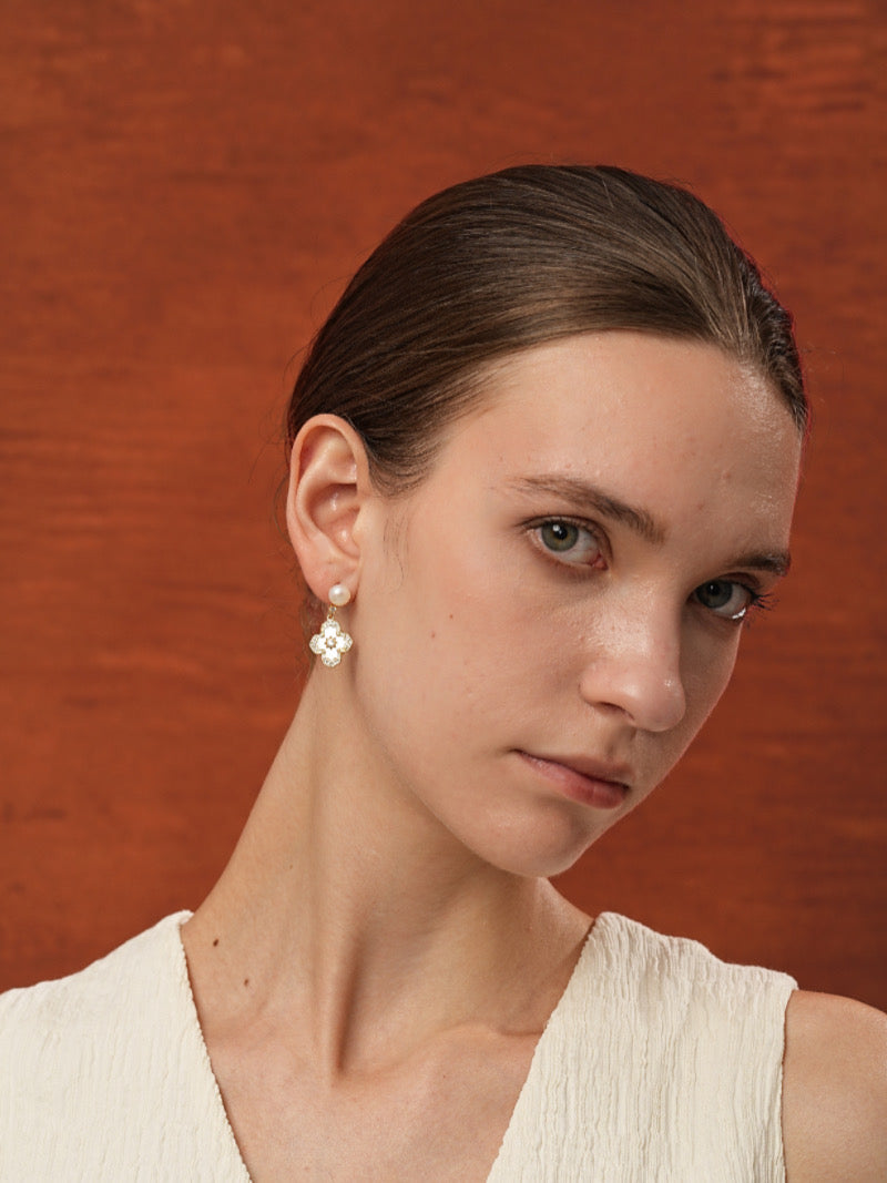 Aethel - Boucles d'oreilles clous croix pendantes en perles d'eau douce