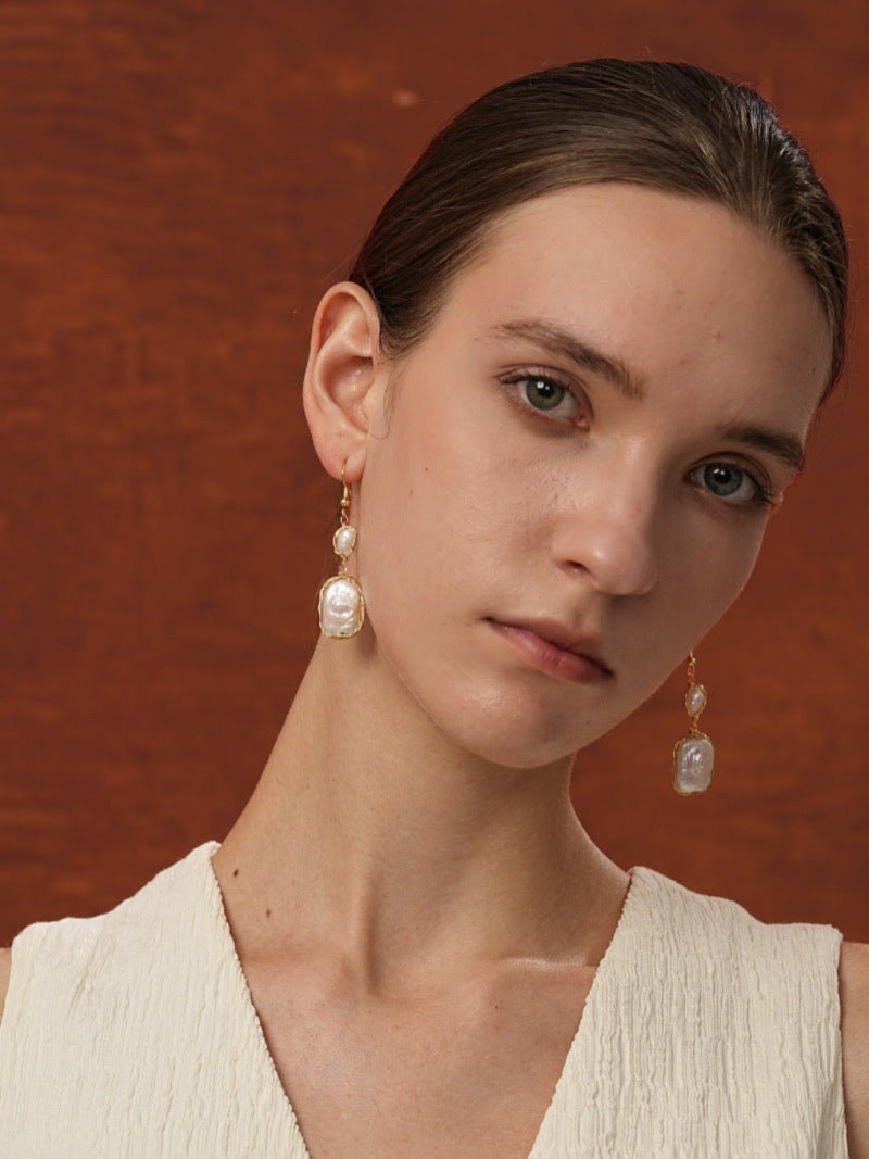 Drift - Boucles d'oreilles pendantes en perles de culture d'eau douce, fil doré