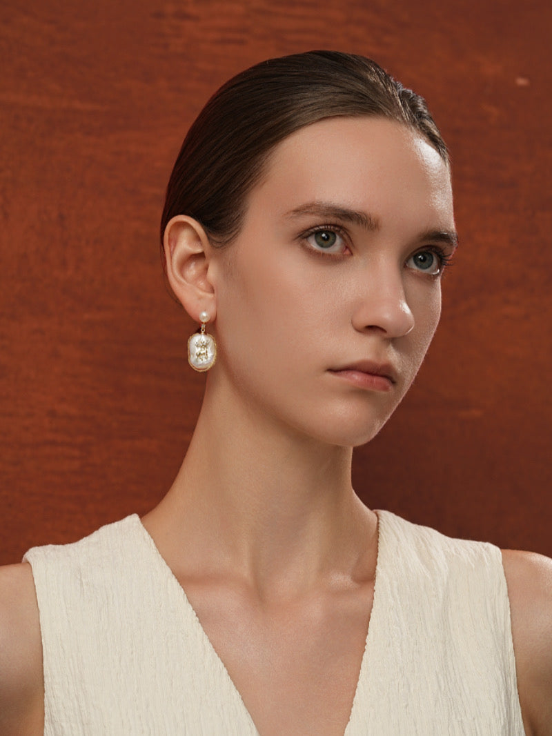 Grâce Sauvage - Boucles d'oreilles puces pendantes motif cerf en perles de culture d'eau douce