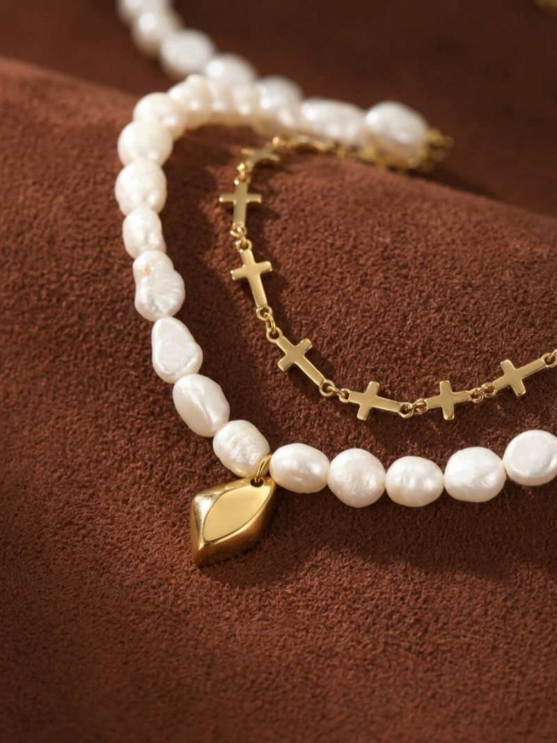 Intuition - Collier superposé avec pendentif croix et perles d'eau douce