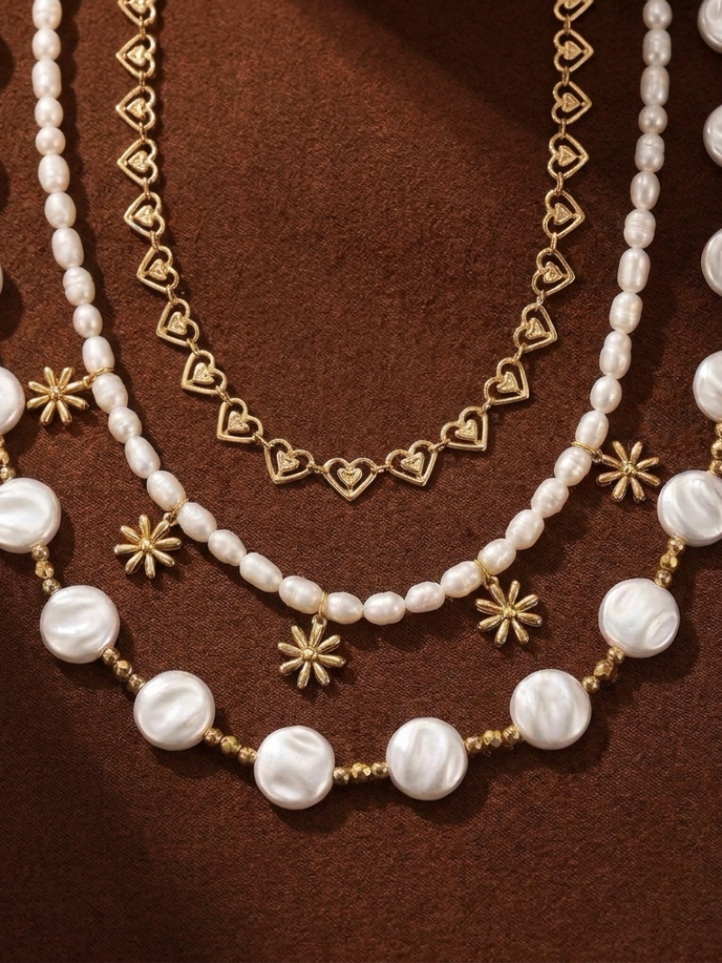 Tourbillon - Collier chaîne superposé avec perles de culture d'eau douce, perles d'imitation, fleurs et cœurs