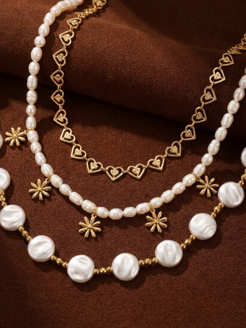Tourbillon - Collier chaîne superposé avec perles de culture d'eau douce, perles d'imitation, fleurs et cœurs