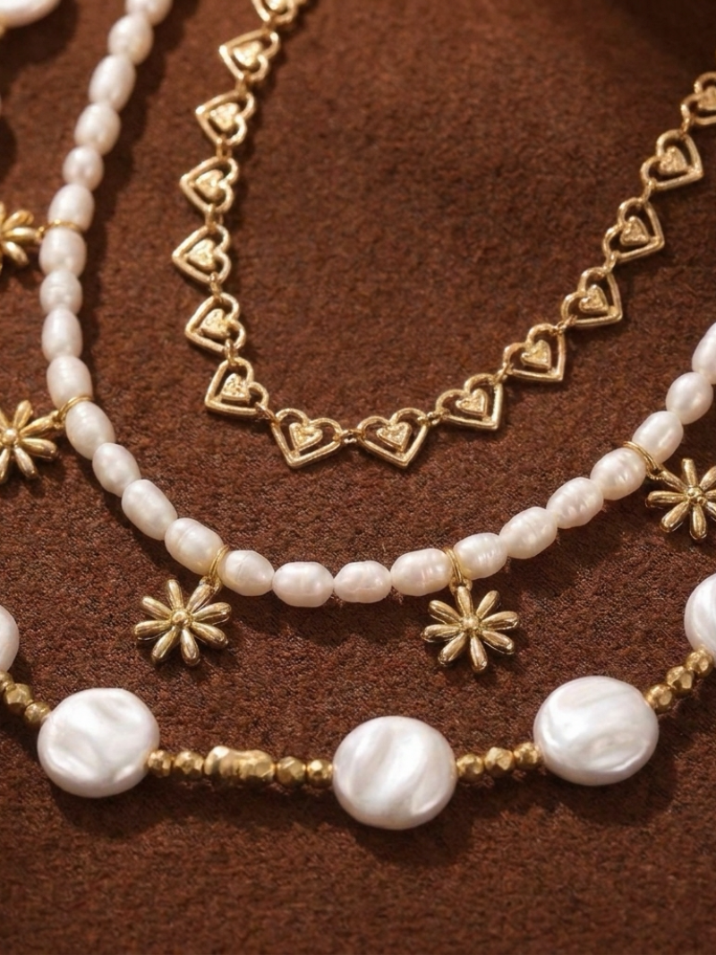 Tourbillon - Collier chaîne superposé avec perles de culture d'eau douce, perles d'imitation, fleurs et cœurs