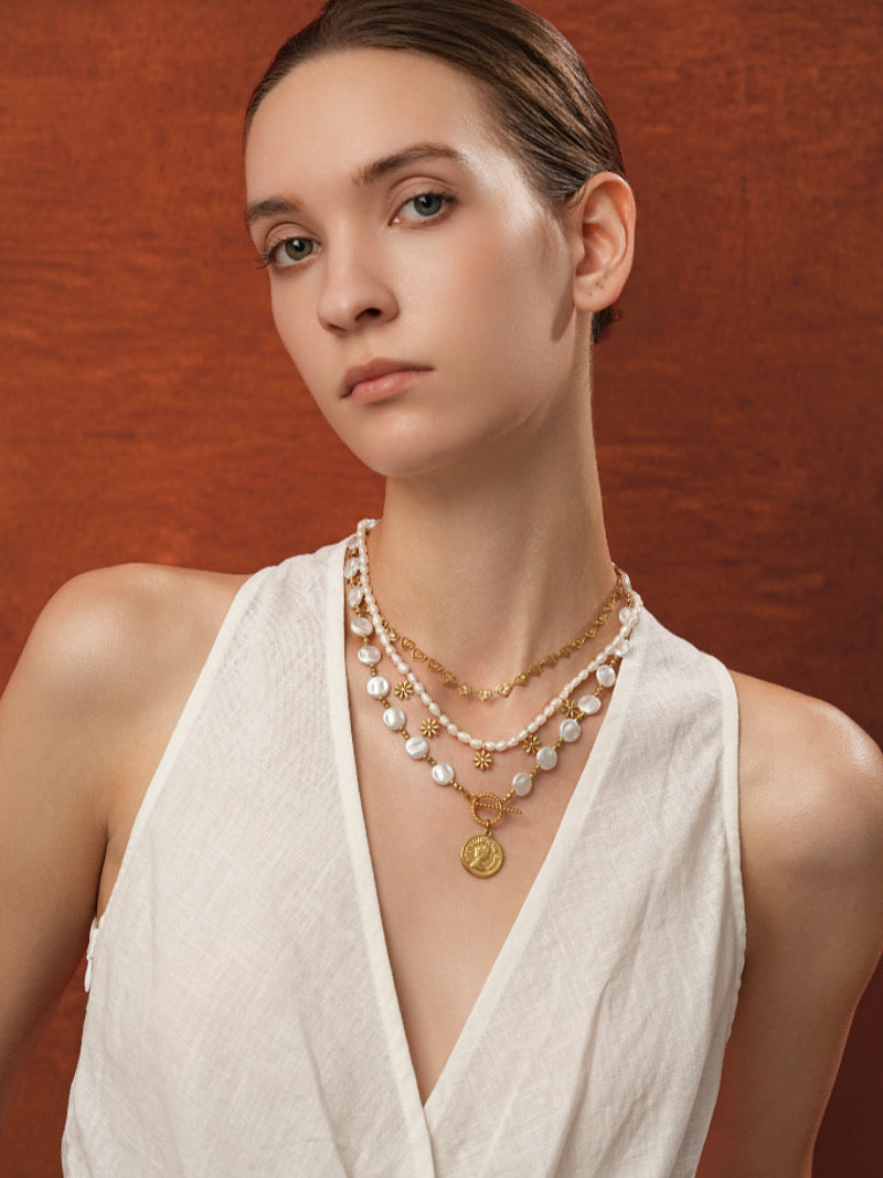 Tourbillon - Collier chaîne superposé avec perles de culture d'eau douce, perles d'imitation, fleurs et cœurs