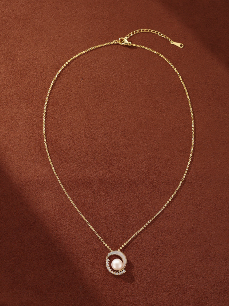 Celestial Haven - Collier pendentif lune, perle de culture d'eau douce