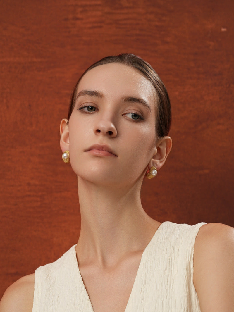 Orbit - Boucles d'oreilles puces texturées Perle de culture d'eau douce