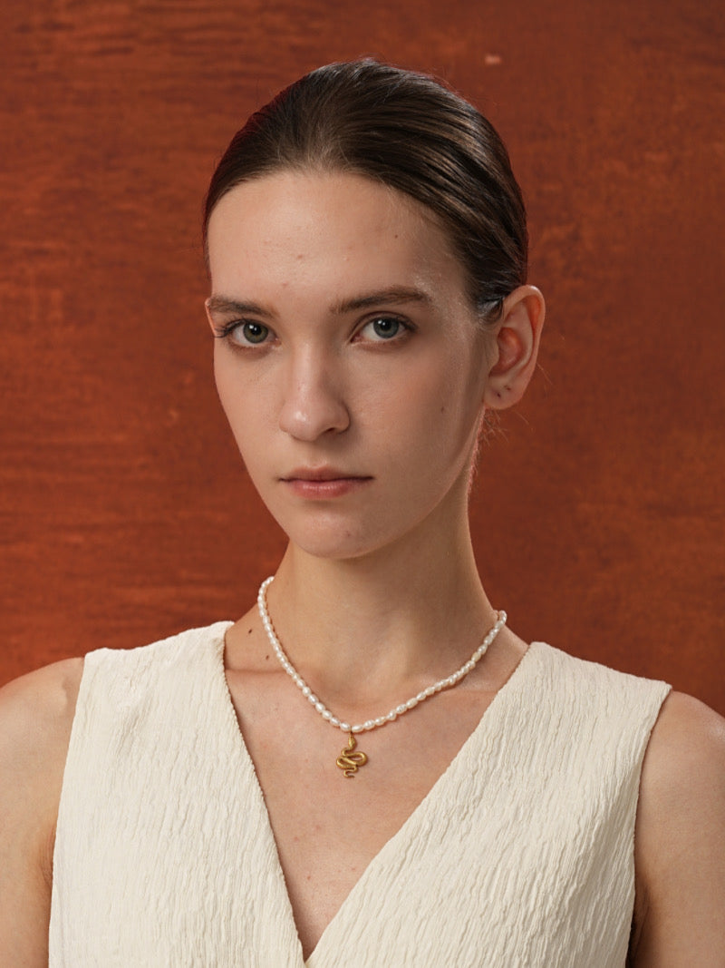 Ascendant - Collier à perles de culture d'eau douce et pendentif serpent