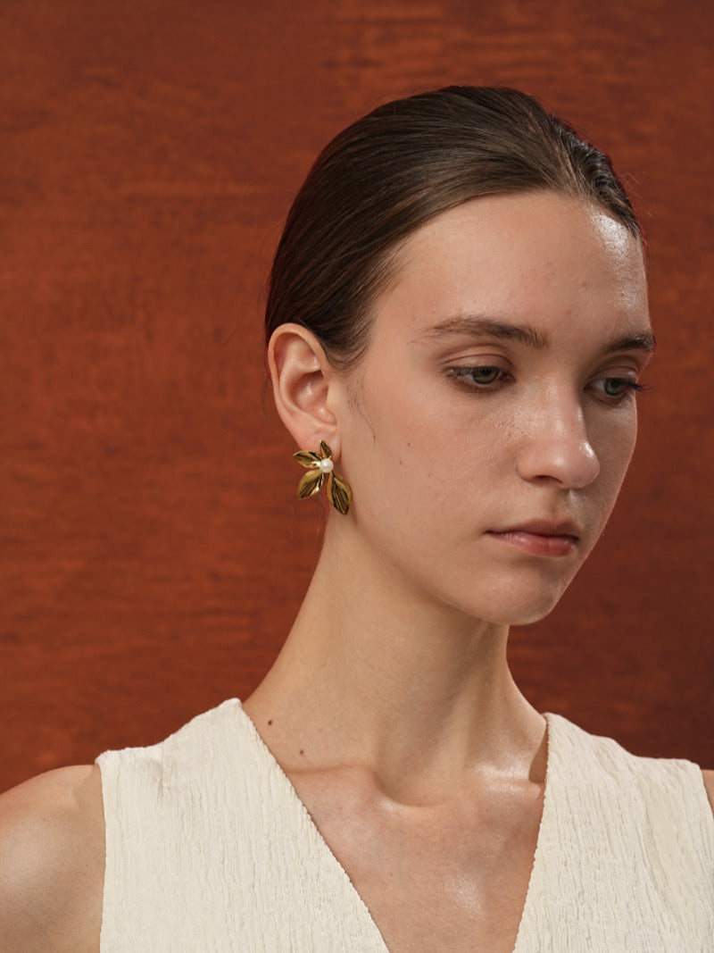 Sprout - Boucles d'oreilles puces fleur en perles de culture d'eau douce