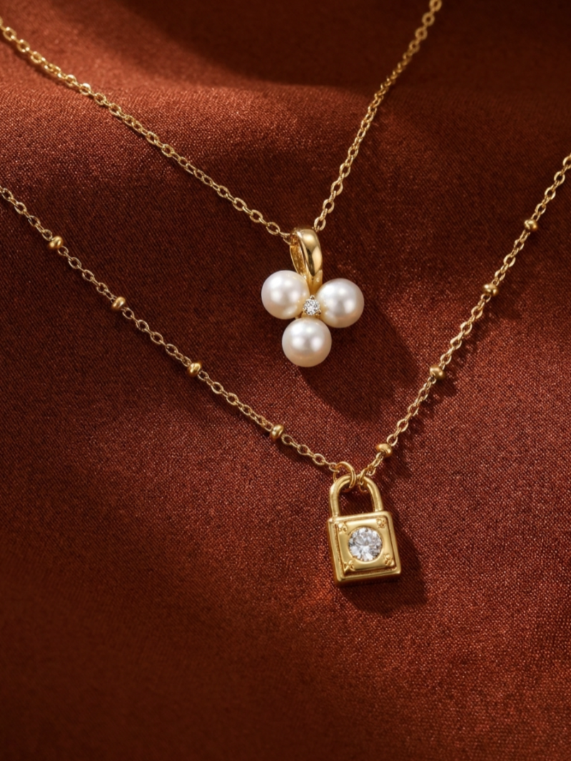 Garde d'Âme - Collier pendentif chaîne superposée avec perles de culture d'eau douce et cadenas