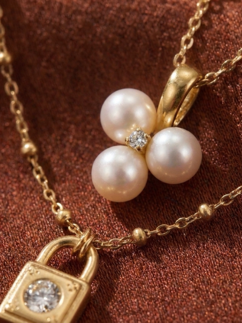 Garde d'Âme - Collier pendentif chaîne superposée avec perles de culture d'eau douce et cadenas