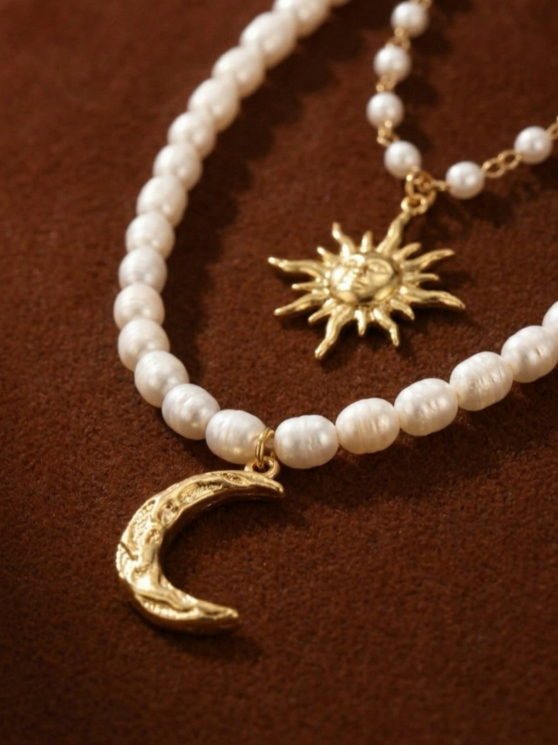 Arcana - Collier pendentif superposé Soleil et Lune en perles de culture d'eau douce