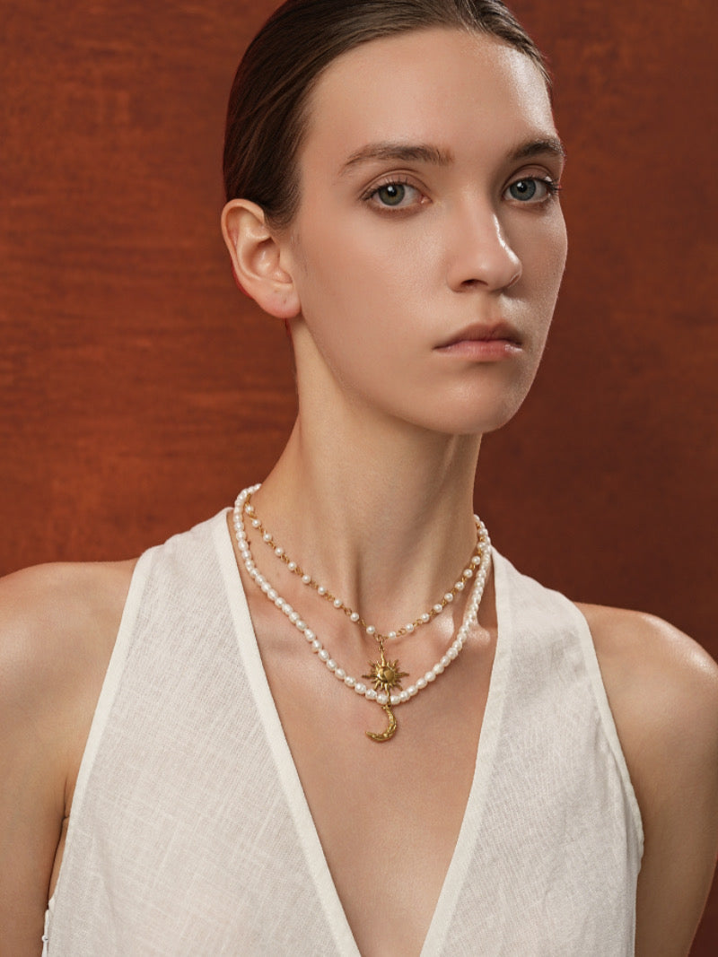 Arcana - Collier pendentif superposé Soleil et Lune en perles de culture d'eau douce