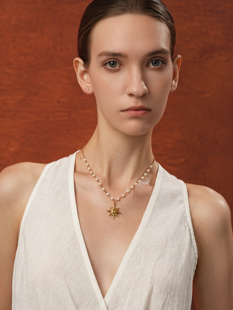 Dawn - Collier Pendentif Soleil et Perles d'Imitation