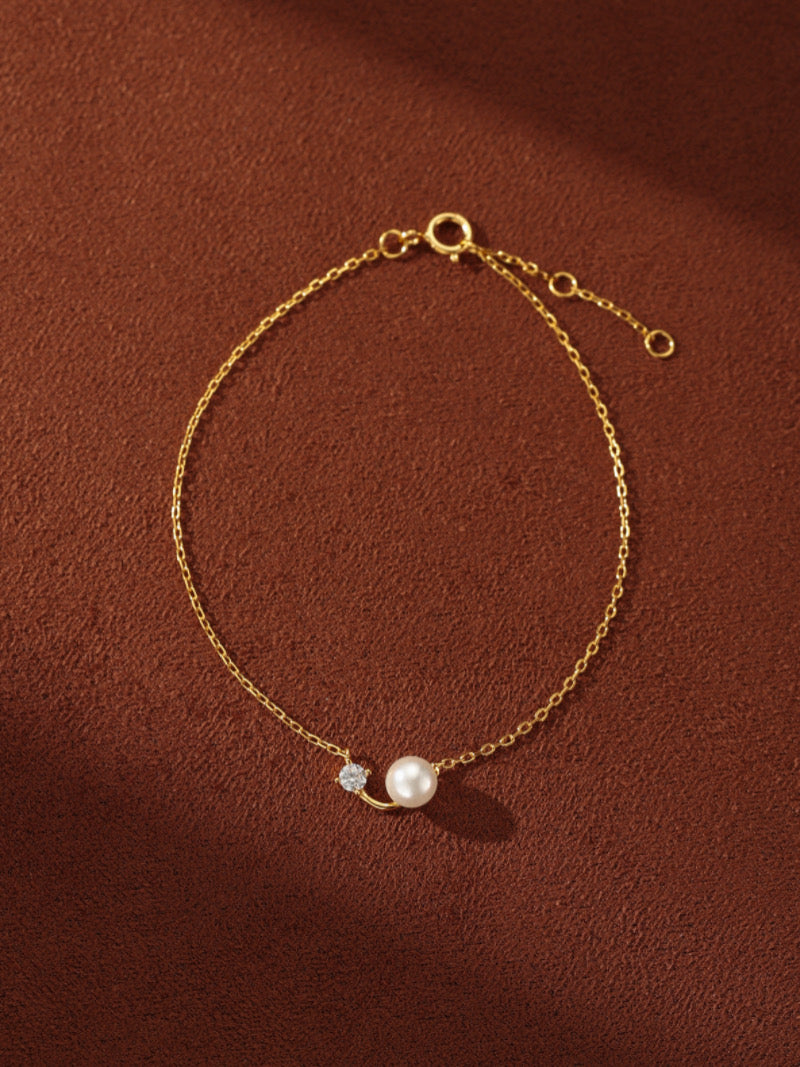 Quiet Glow - Freshwater Pearl Curved Charm Chain Bracelet