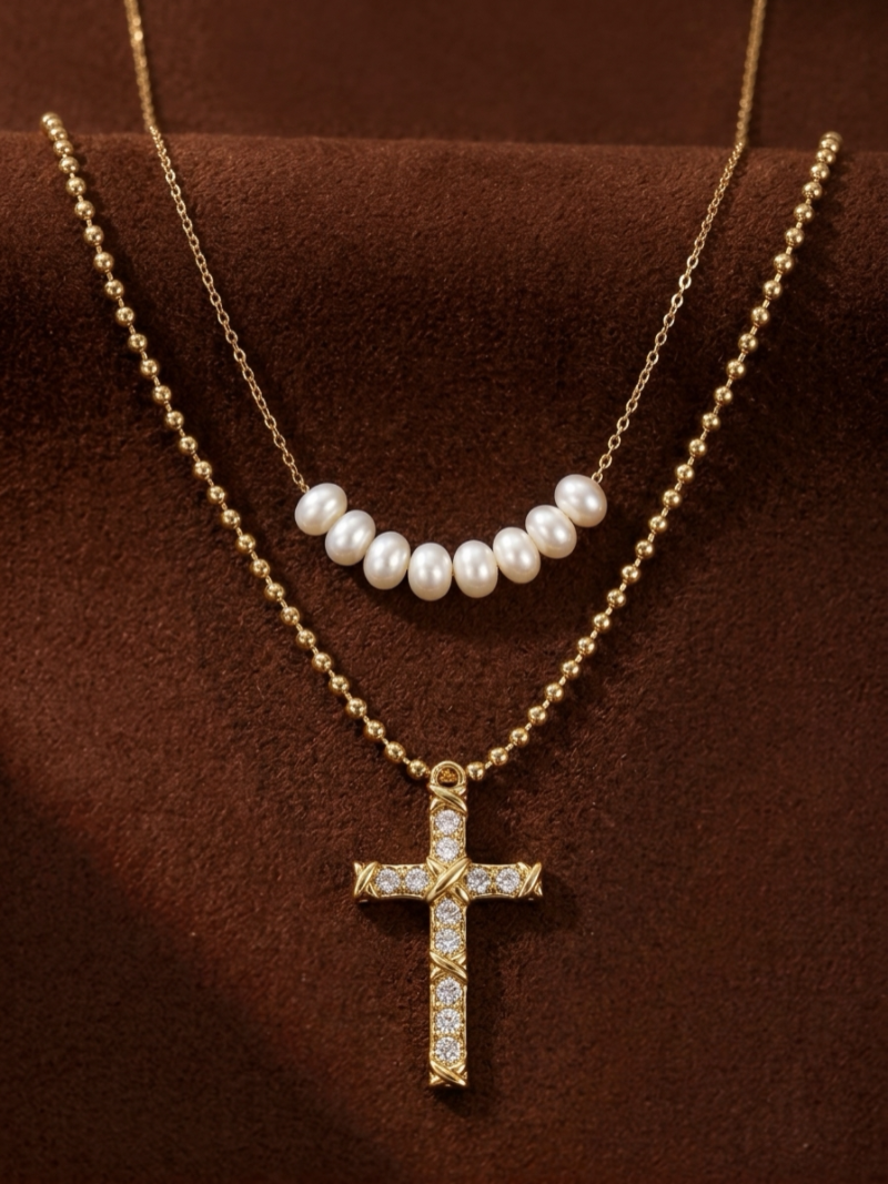 Chemin - Collier à chaînes superposées avec croix et perles de culture d'eau douce