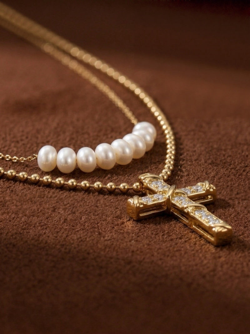 Chemin - Collier à chaînes superposées avec croix et perles de culture d'eau douce