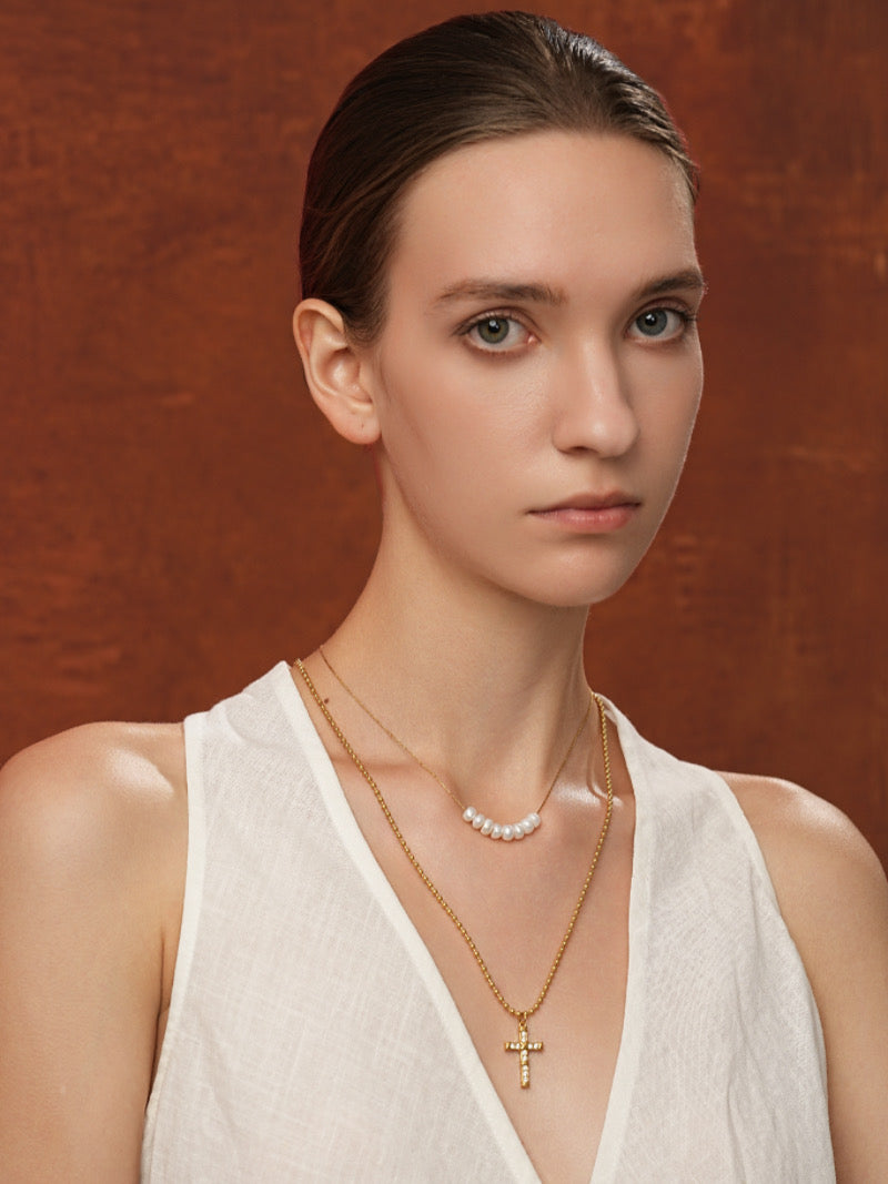 Chemin - Collier à chaînes superposées avec croix et perles de culture d'eau douce