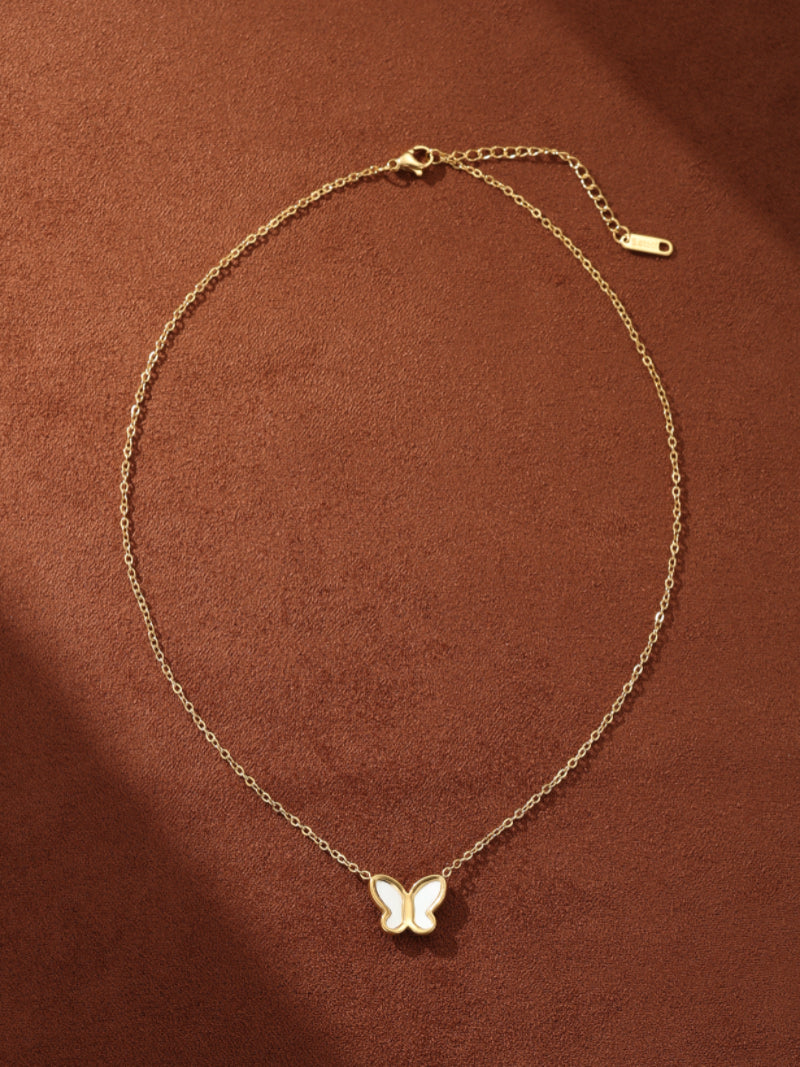 Unfurl - Collier breloque papillon en nacre