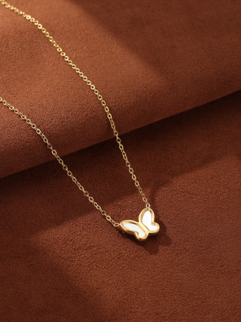 Unfurl - Collier breloque papillon en nacre
