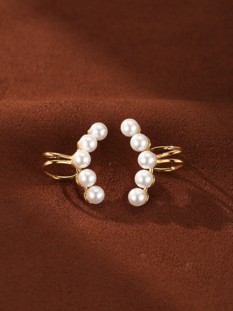 Créoles dorées Ascent présentant cinq perles rondes d'eau douce de 5 mm remontant le lobe de l'oreille sur chaque boucle d'oreille.