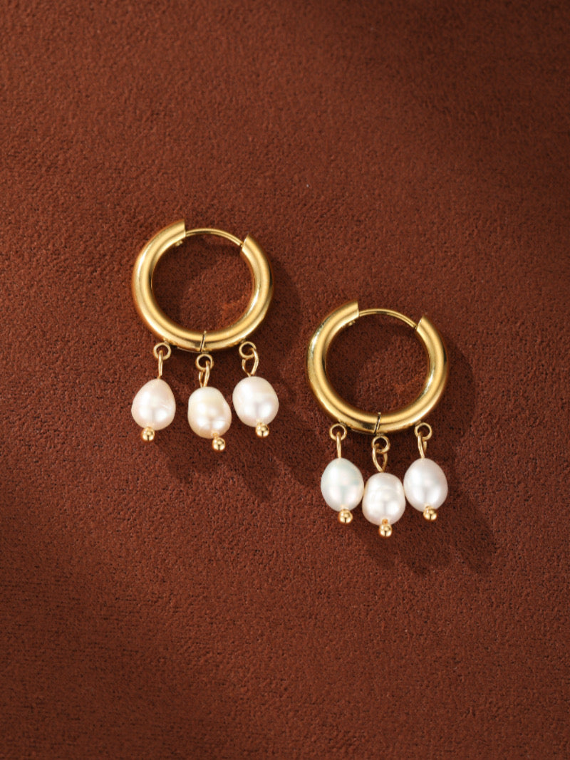 Créoles ton or avec des perles blanches pendantes d'eau douce