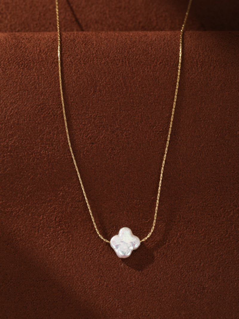 Collier Essentia Form présentant une perle baroque blanche d'eau douce en forme de quatrefeuille sur une délicate chaîne dorée.