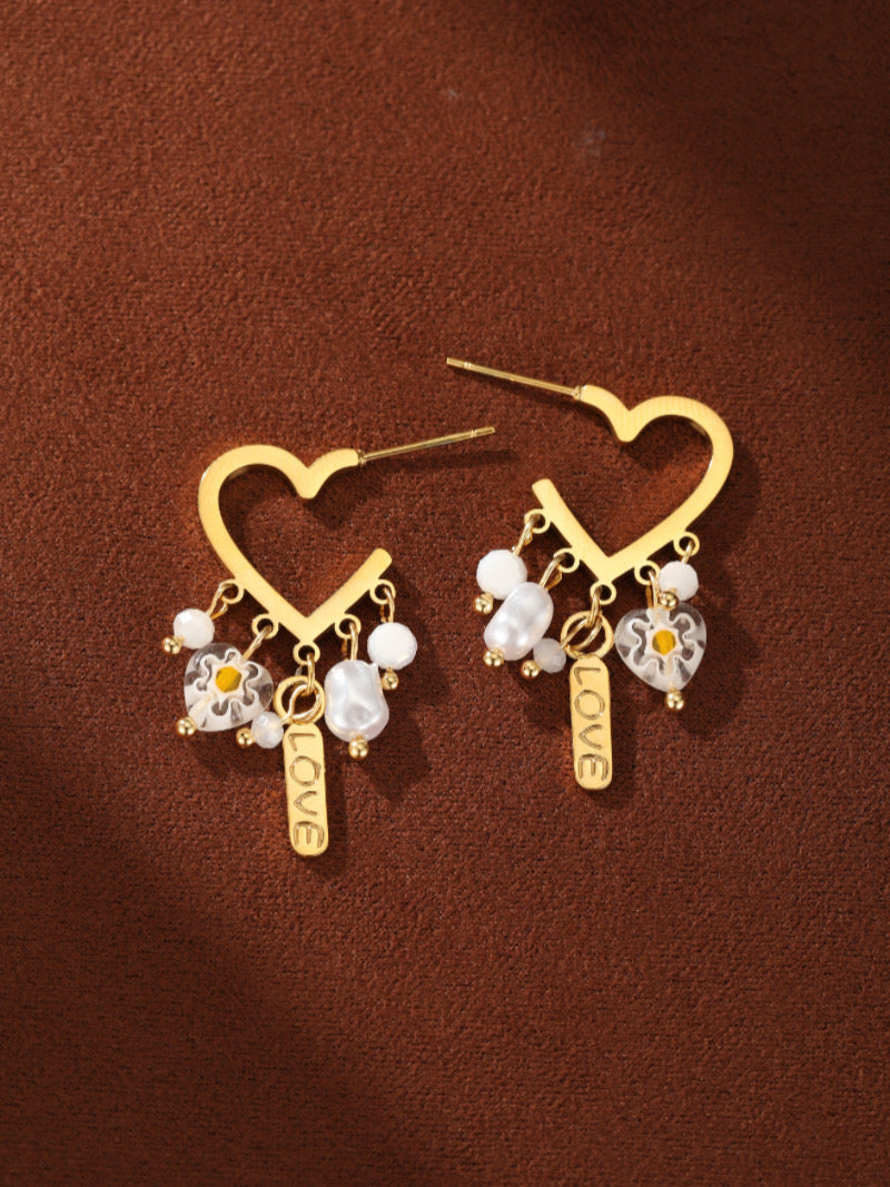 Boucles d'oreilles goutte en forme de cœur dorées avec des perles pendantes d'eau douce, des perles florales, et des breloques « LOVE ».