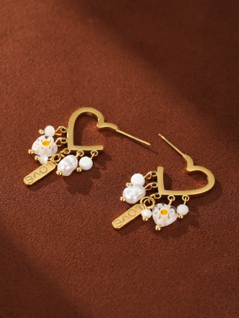 Boucles d'oreilles goutte en forme de cœur dorées ornées de perles d'eau douce, de breloques « LOVE », et de petites perles florales.