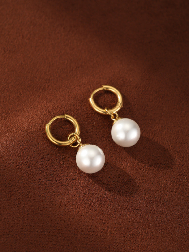 Paire de boucles d'oreilles goutte créoles ton or, chacune présentant une lustrée perle blanche d'eau douce de 8 mm suspendue à la créole.