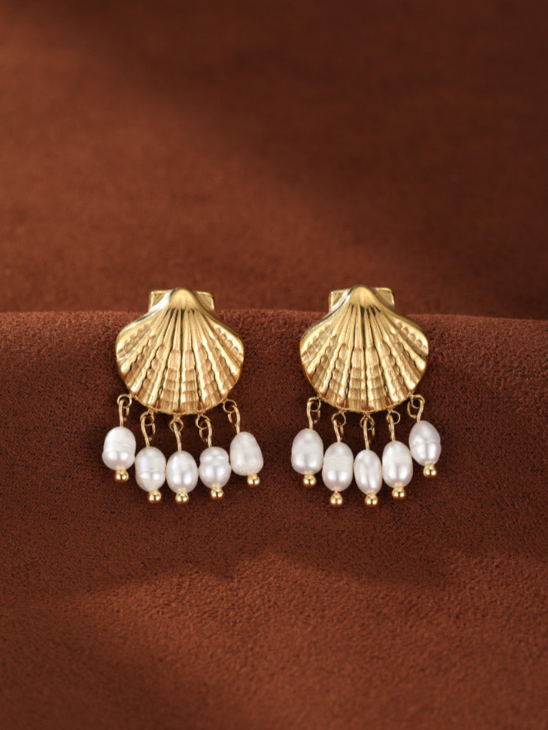 Boucles d'oreilles puces coquillage dorées avec des perles pendantes blanches d'eau douce.