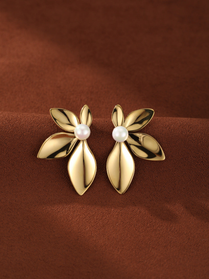 Boucles d'oreilles puces florales Sprout en perle d'eau douce ton or poli présentant de délicats pétales entourant une lustrée perle blanche ronde de 5 mm.