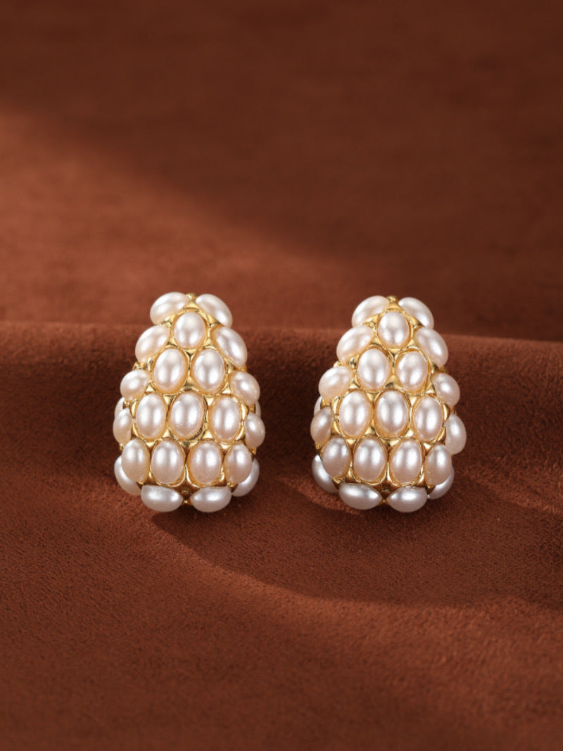 Summit - Boucles d'oreilles puces en grappe en perle d'eau douce présentant une silhouette en dôme ornée d'une riche grappe de lustrées perles graines blanches d'eau douce de 3 mm serties en or.