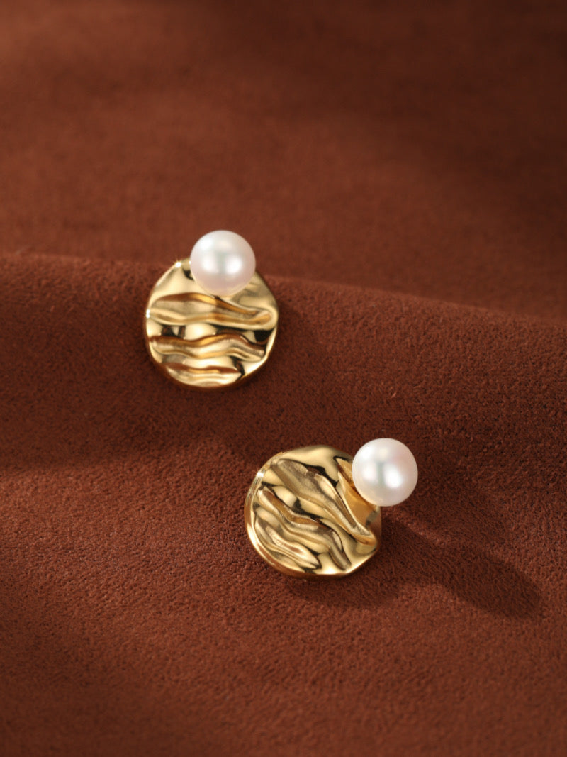 Boucles d'oreilles puces ton or Surge avec une base en disque texturé et ondulé et une lustrée perle blanche ronde d'eau douce de 4 mm au sommet de chacune